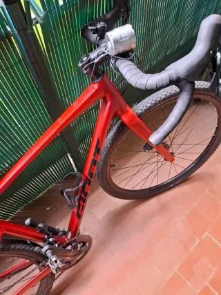Bicicleta gravel Giant Roja 1 2024