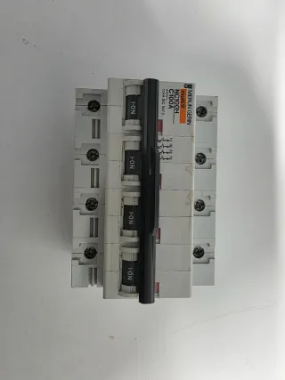 Magnetotérmico Merlin Gerin 100A