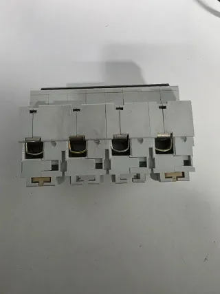 Magnetotérmico Merlin Gerin 100A