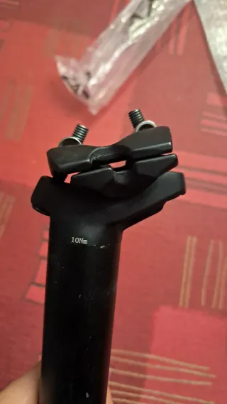 Tija de sillín de bicicleta negra