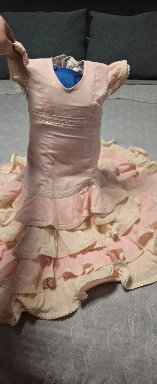 Traje de flamenca rosa y beige