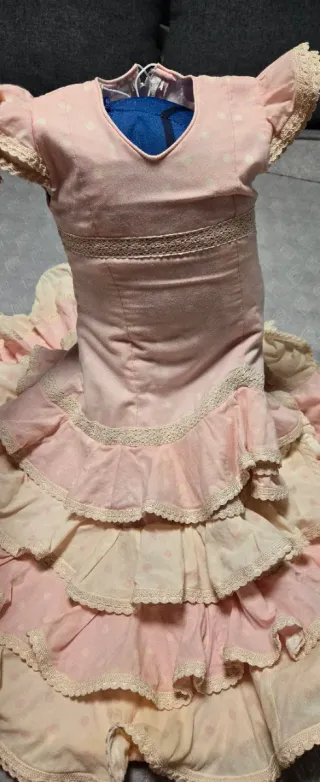 Traje de flamenca rosa y beige