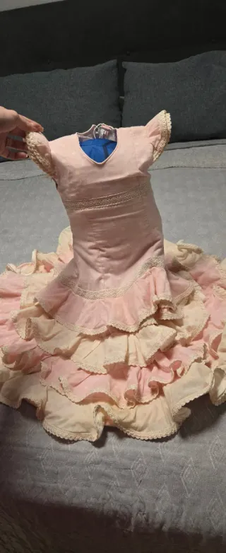 Traje de flamenca rosa y beige