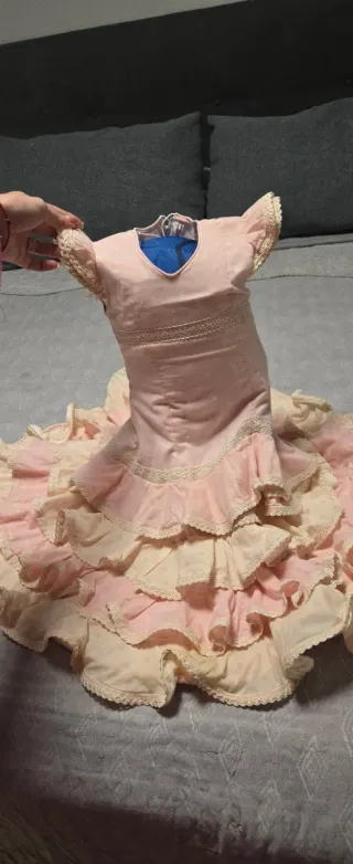 Traje de flamenca rosa y beige