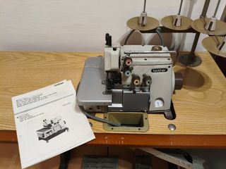 Máquina Overlock Industrial Brother con Mesa