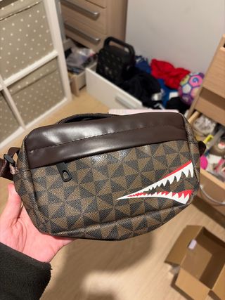 Riñonera con diseño de tiburón