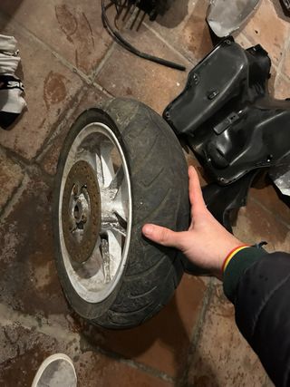 Rueda de jog r con llanta blanca y disco de freno