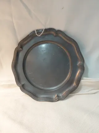 Plato de peltre con borde ondulado