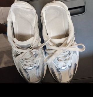 Zapatillas New Balance plateadas y blancas