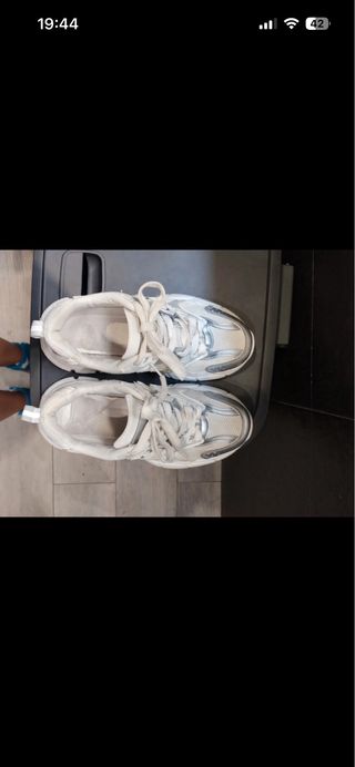 Zapatillas New Balance plateadas y blancas