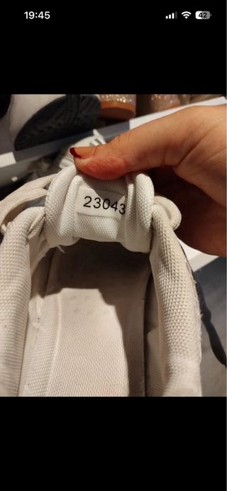 Zapatillas New Balance plateadas y blancas