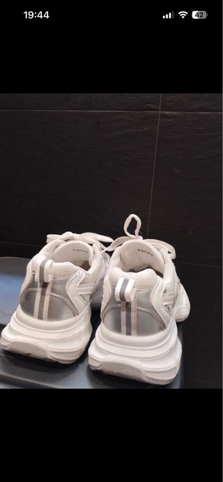 Zapatillas New Balance plateadas y blancas