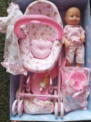 Muñeca con carrito y accesorios