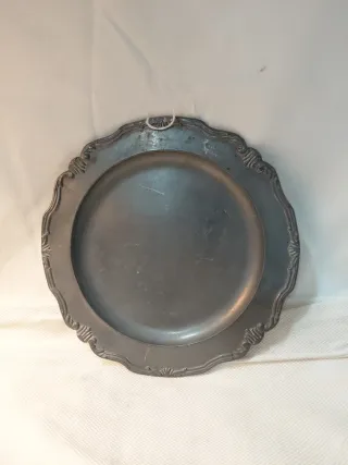 Plato de peltre decorado