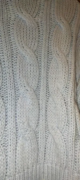 Jersey azul punto trenzado cuello alto