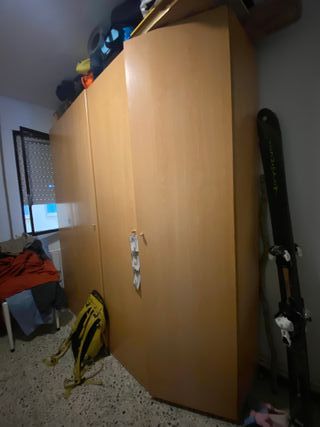 Armario de madera color beige/marrón