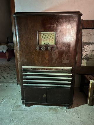 Radio antigua con gramófono