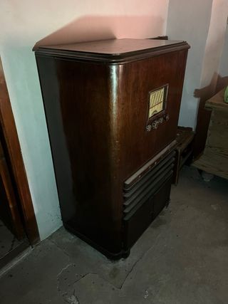 Radio antigua con gramófono