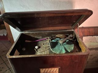 Radio antigua con gramófono