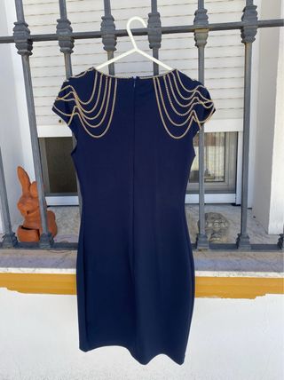 Vestido azul con cadenas doradas
