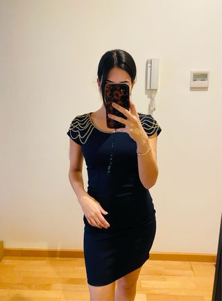 Vestido azul con cadenas doradas