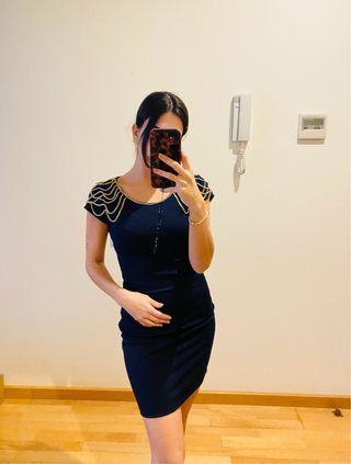 Vestido azul con cadenas doradas