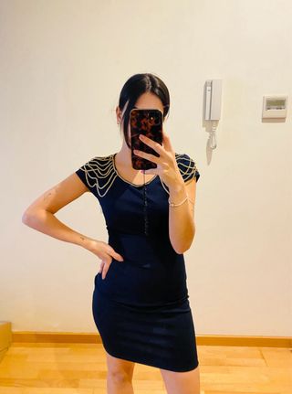Vestido azul con cadenas doradas