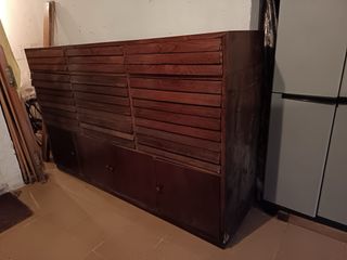 Mueble antiguo de madera estilo farmacia