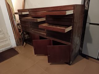 Mueble antiguo de madera estilo farmacia