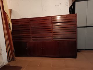 Mueble antiguo de madera estilo farmacia