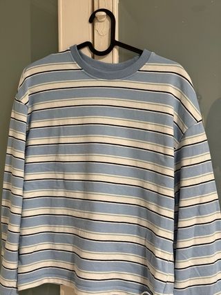 Suéter de rayas azul y blanco