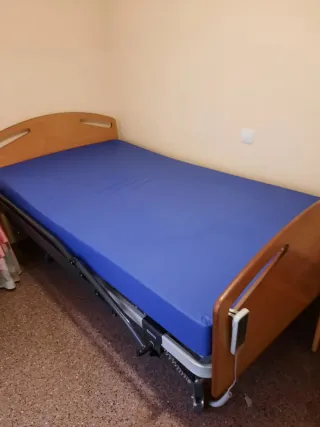 Cama articulada eléctrica con colchón.