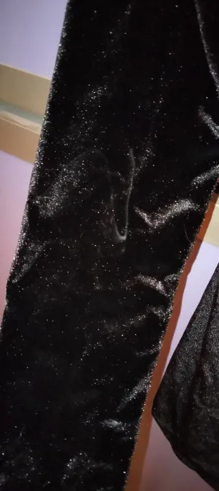 Vestido negro elegante con brillo