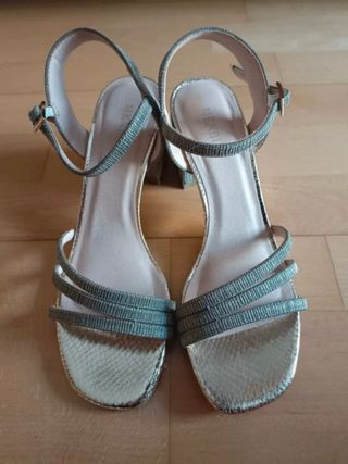 Sandalias Menbur tacón medio doradas Talla 37