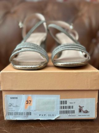 Sandalias Menbur tacón medio doradas Talla 37