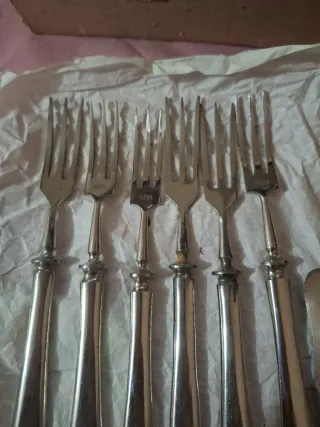 Juego de cubiertos de metal plateado