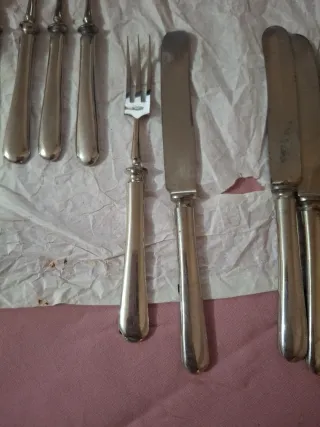 Juego de cubiertos de metal plateado