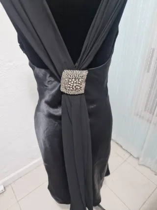 Vestido de fiesta negro con pedrería