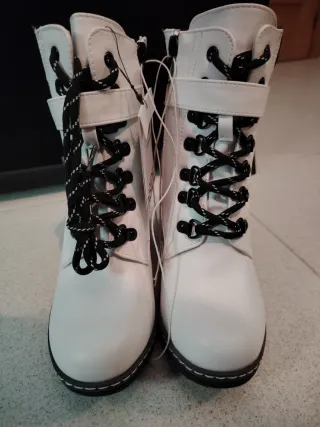 Botines blancos y negros Inside