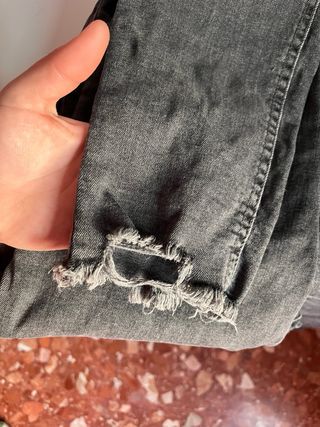 Pantalones vaqueros grises desgastados