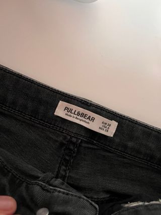 Pantalones vaqueros grises desgastados