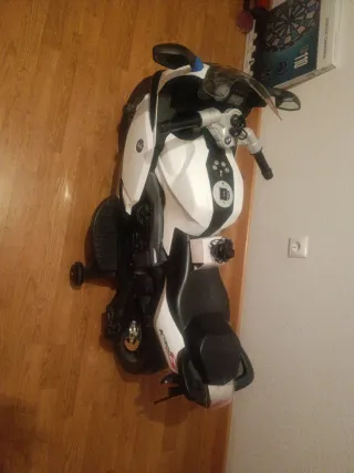 Moto eléctrica infantil BMW