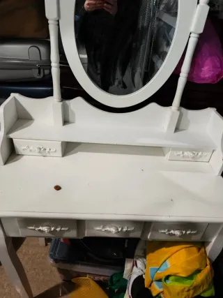 Tocador blanco con espejo y cajones