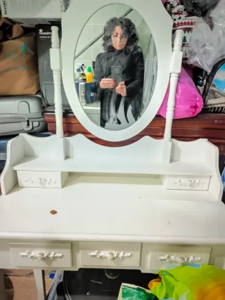 Tocador blanco con espejo y cajones