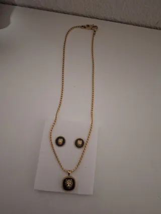 Conjunto Guess Pendientes y Colgante León