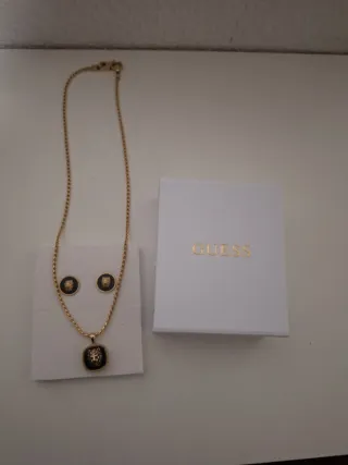 Conjunto Guess Pendientes y Colgante León