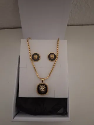 Conjunto Guess Pendientes y Colgante León