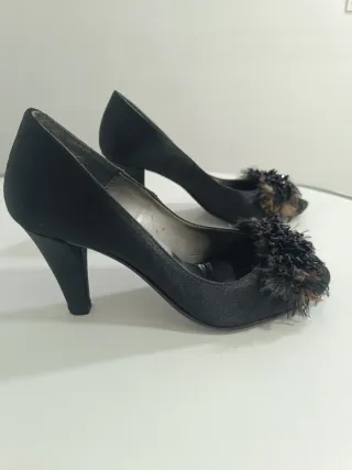 Zapatos de tacón negros con adornos