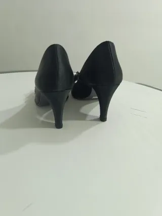 Zapatos de tacón negros con adornos
