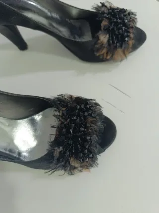 Zapatos de tacón negros con adornos